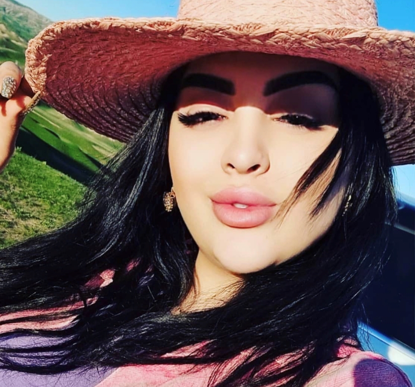 Іш киімдегі тамаша брюнетка Іш киімдегі тамаша брюнетка